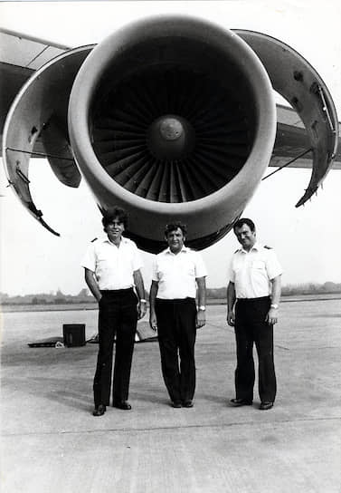 Экипаж во главе с командиром &lt;b>Эриком Муди&lt;/b> (на фото в центре) смог благополучно посадить самолет в Джакарте. Никто из находившихся на борту 263 человек не пострадал
