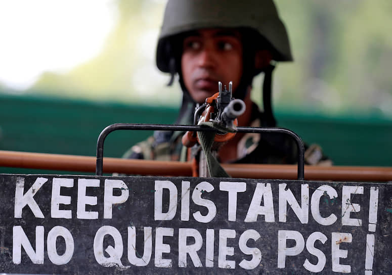 Индийский военнослужащий на блокпосту в Кашмире