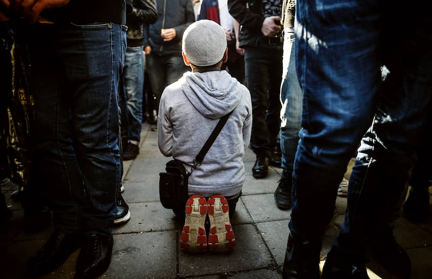 Москва, Россия. Мальчик совершает намаз у Мемориальной мечети на Поклонной горе во время мусульманского праздника Курбан-байрам