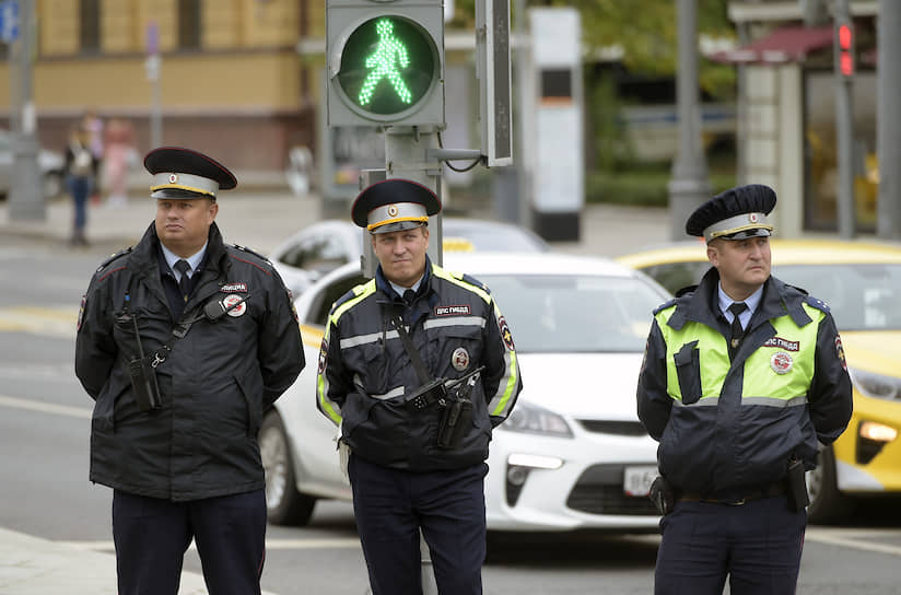 Сотрудники полиции наблюдают за одиночными пикетами на Сретенском бульваре