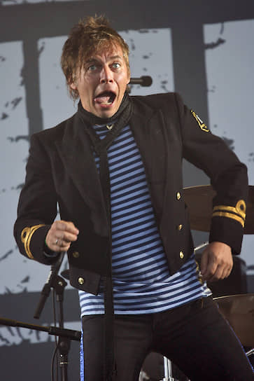Лидер группы «Мумий Тролль» Илья Лагутенко во время выступления на фестивале «Нашествие» в Тверской области, июль 2009 года