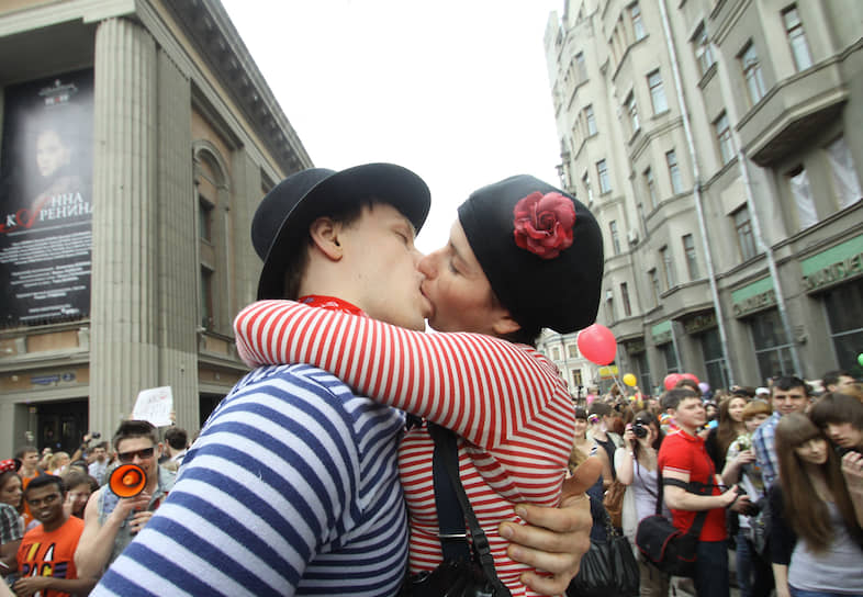 Участники акции «Поцелуи без правил» на Старом Арбате, апрель 2012 года