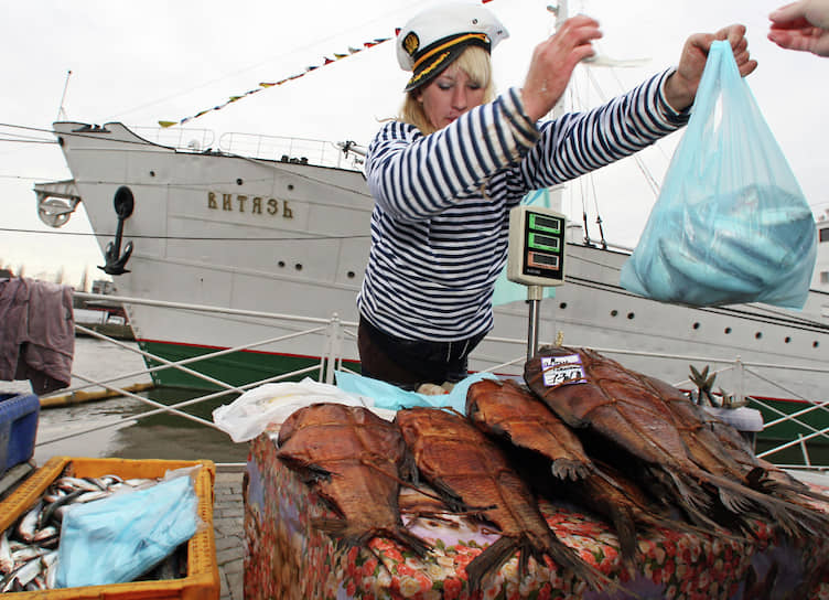 Женщина торгует рыбой на рынке во время празднования Дня селедки в Калининграде, апрель 2011 года
