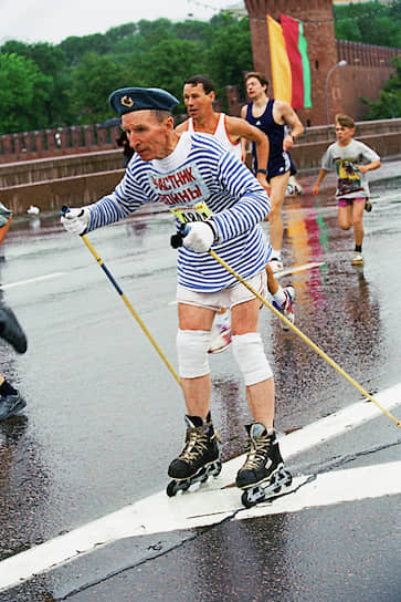 Ветеран Великой Отечественной войны на роликах во время марафона мира в Москве, август 1999 года