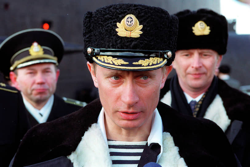 Исполняющий обязанности президента России Владимир Путин наблюдает за учениями Северного флота, апрель 2000 года

