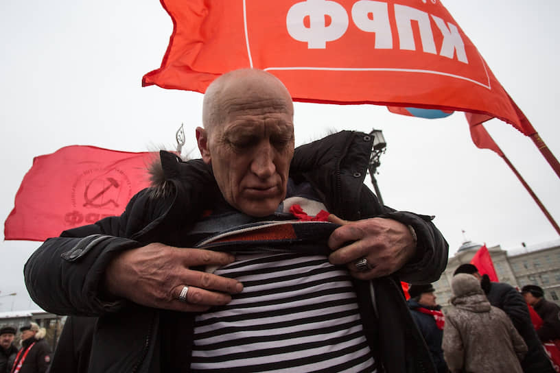 Участник митинга КПРФ, посвященного годовщине Великой Октябрьской социалистической революции, ноябрь 2016 года