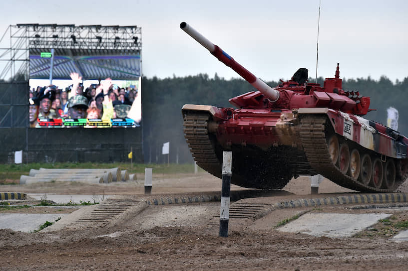 Команда России установила новый рекорд скорости и одержала победу в финальной эстафете «Танкового биатлона». Она преодолела трассу за 1 час 33 минуты 20 секунд