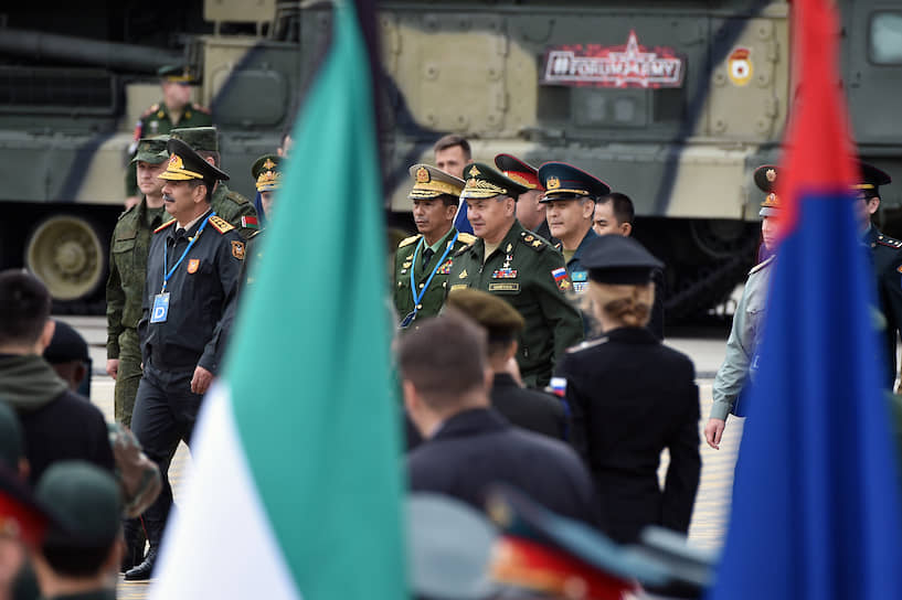 Министр обороны Сергей Шойгу (в центре) во время церемонии открытия игр
