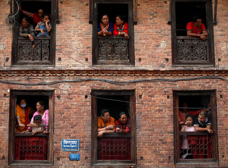 Боде, Непал. Местные жители наблюдают за танцевальным фестивалем 