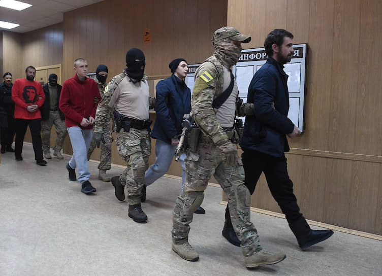 Украинские моряки, задержанные на одном из трех кораблей ВМС Украины