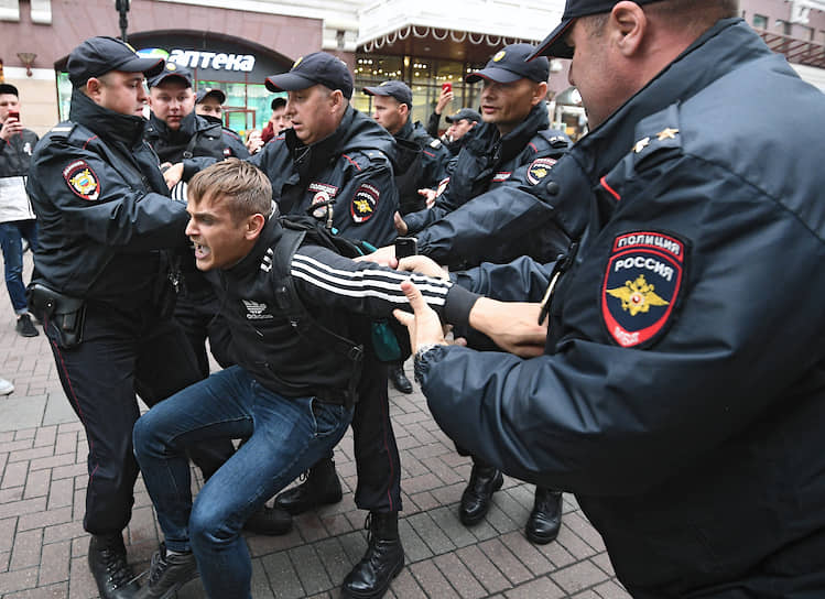 Москва, Россия. Один из активистов движения «Бессрочный протест» Дмитрий Батуро во время задержания на несогласованном шествии