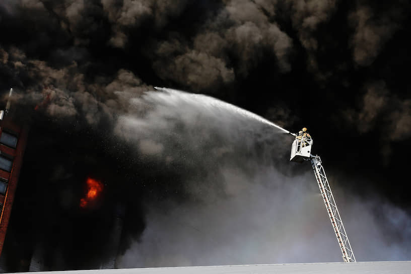 Санкт-Петербург, Россия. Пожар в административно-складском здании 