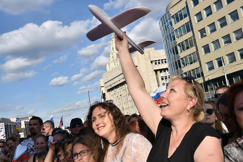 Зрители на митинге-концерте в честь Дня Российского флага на проспекте Сахарова
