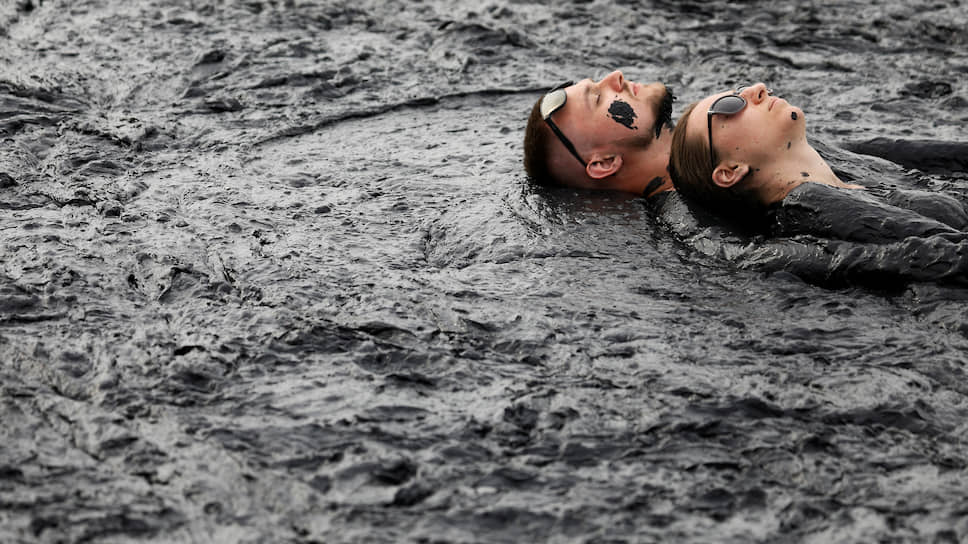 Железноводск, Россия. Люди принимают грязевые ванны на фестивале «Железная грязь»