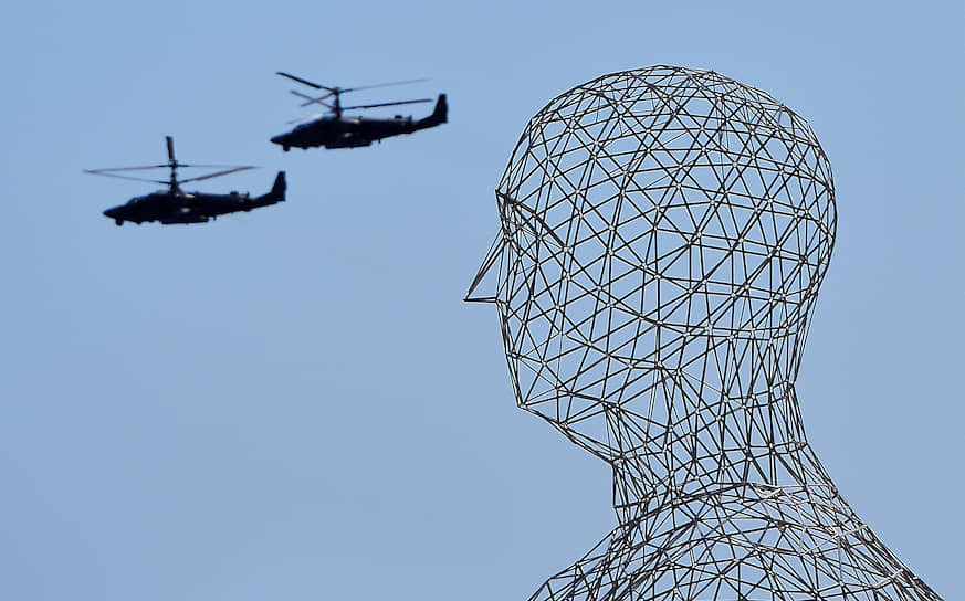 Судак, Россия. Вертолеты на фоне скульптуры из проволоки на фестивале «Таврида — АРТ»