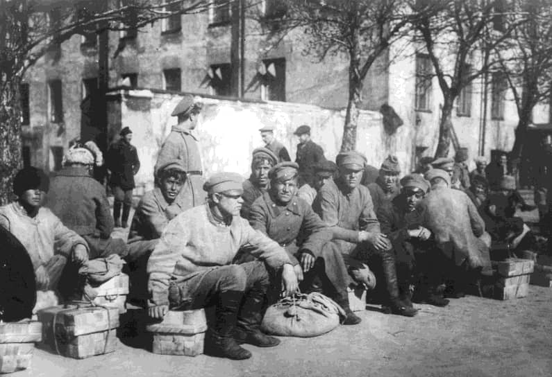 Будущих бойцов для Красной армии нередко собирали, задерживая во время облав на рынках (на фото), теплое обмундирование для них — конфискациями у населения