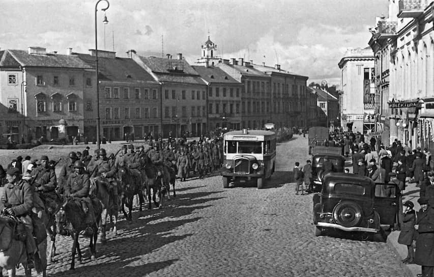 Танковые части, занявшие Вильно (Вильнюс), несмотря на сопротивление польских частей, удерживали город до подхода кавалерии (на фото)