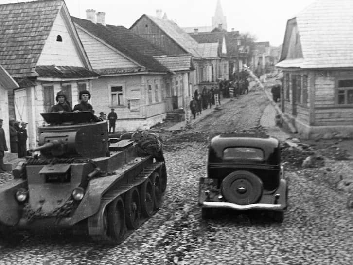 В одних городах и селах сопротивление прекращалось при появлении первого советского танка, в других Красной армии оказывали ожесточенное сопротивление