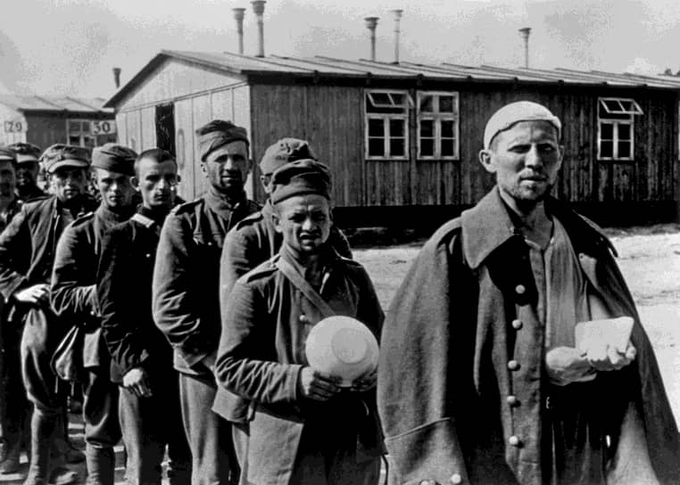 После окончания боевых действий работа по перемещению польских военнослужащих в лагеря военнопленных не прекращалась по обе стороны новой границы