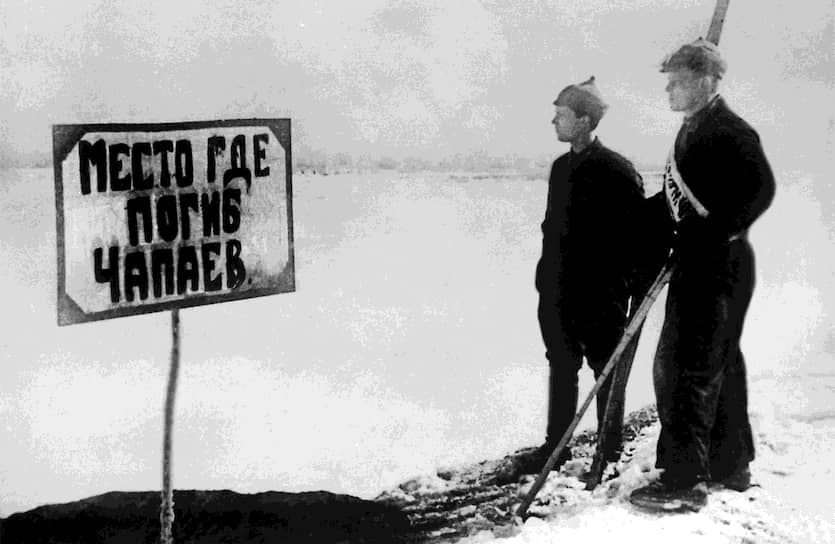 Не найдя реального места гибели Чапаева, в предполагаемом установили памятный знак (Лбищенск, 1930-е годы)
