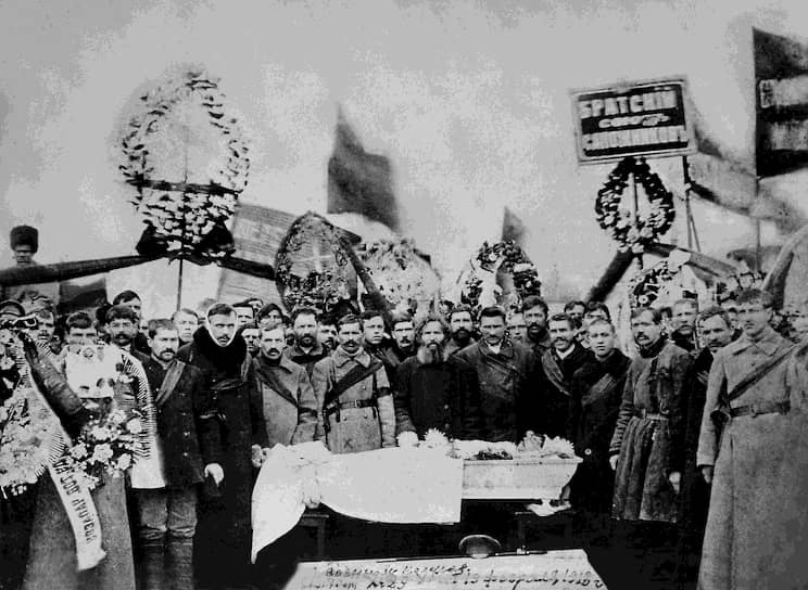 Чапаев, по воспоминаниям подчиненных заботливо относившийся к соратникам и их памяти (на фото отмечен крестиком) — на похоронах боевого товарища в феврале 1918 года, сам так и остался непогребенным