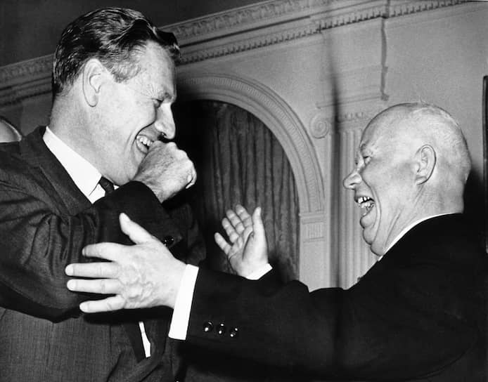 Н. С. Хрущев (справа) и губернатор штата Нью-Йорк Нельсон Рокфеллер