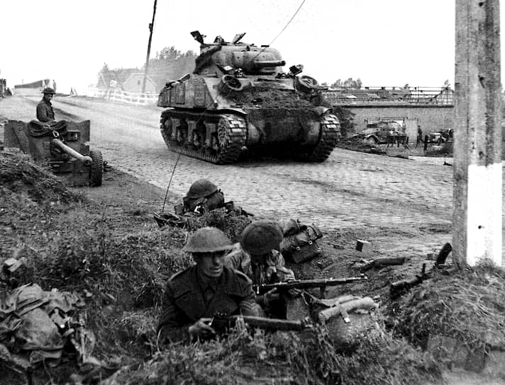 Британский танк пересекает Альберт-канал в бельгийском Берингене, 1944 год