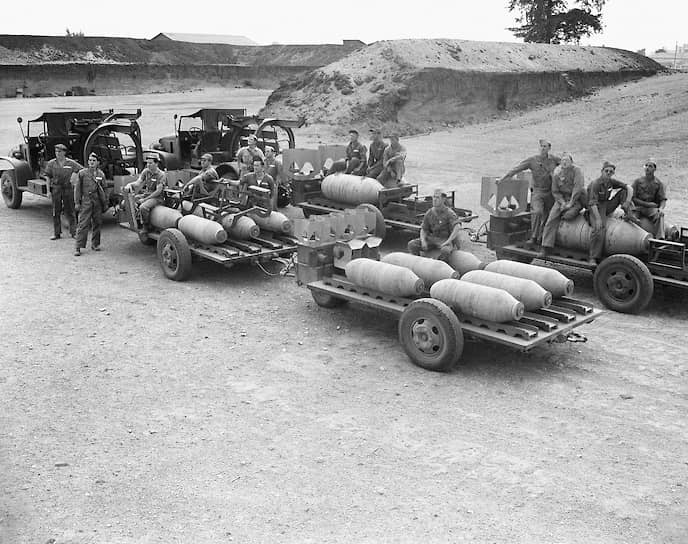 Груженный бомбами американский патруль в Гватемале, 1942 год