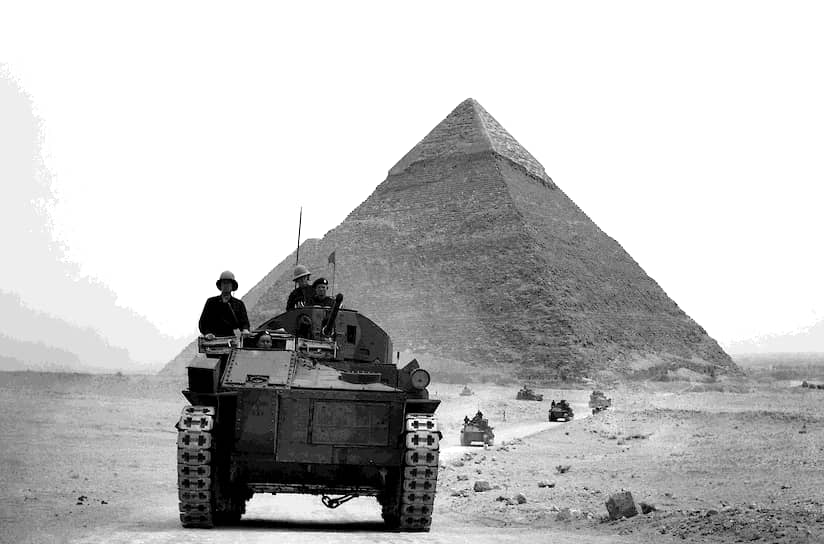 Британский танк на фоне пирамиды, 1939 год