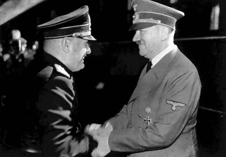 Бенито Муссолини (слева) жмет руку Адольфу Гитлеру, 1941 год