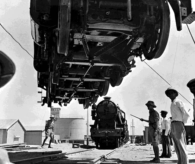 Британский поезд готовят к отправке из Ирана в Россию, 1942 год
