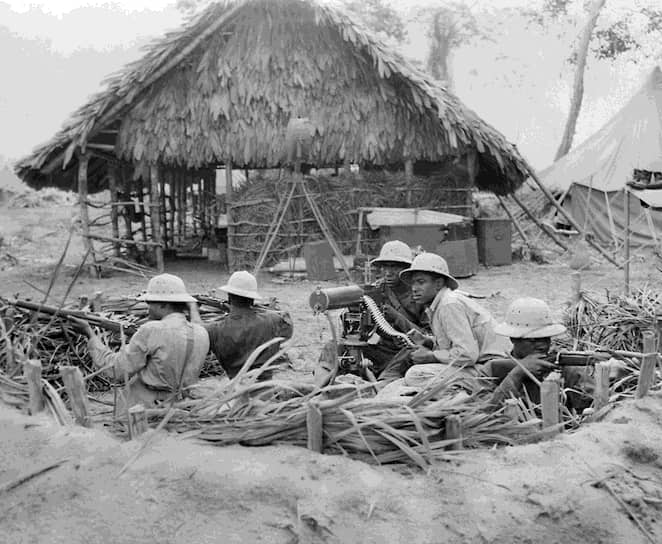Американские солдаты охраняют склад в Либерии, 1942 год