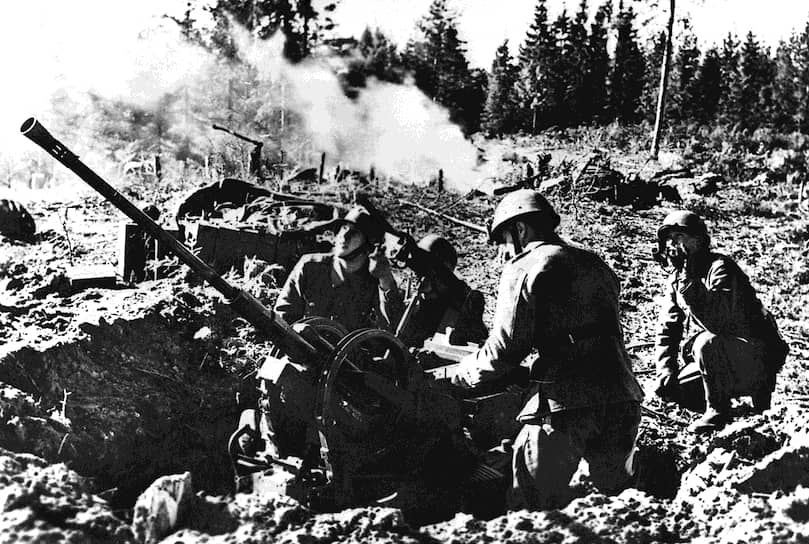 Финские войска атакуют советские самолеты, 1943 год