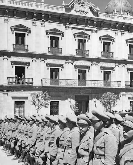 Боливийские солдаты у президентского дворца в Ла-Пасе, 1943 год