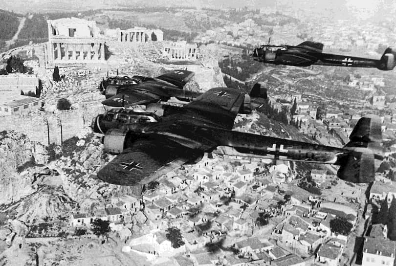 Немецкие бомбардировщики летят над Акрополем после оккупации Афин, 1941 год