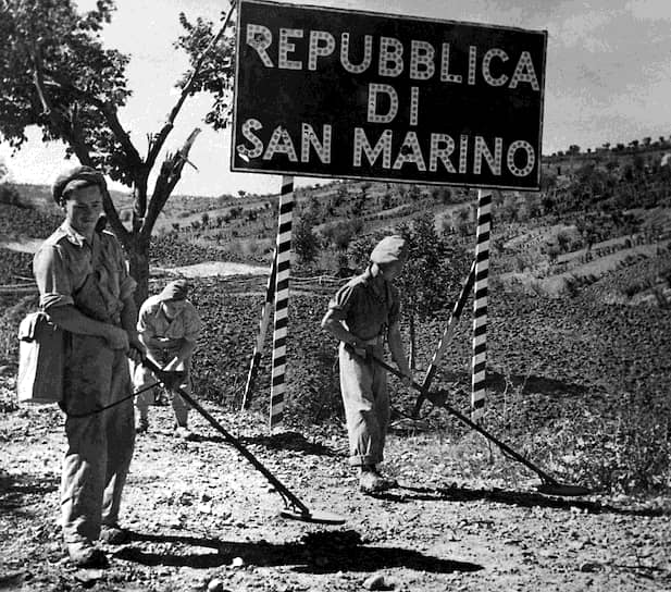 Солдаты ведут работы по разминированию в Сан-Марино, 1944 год
