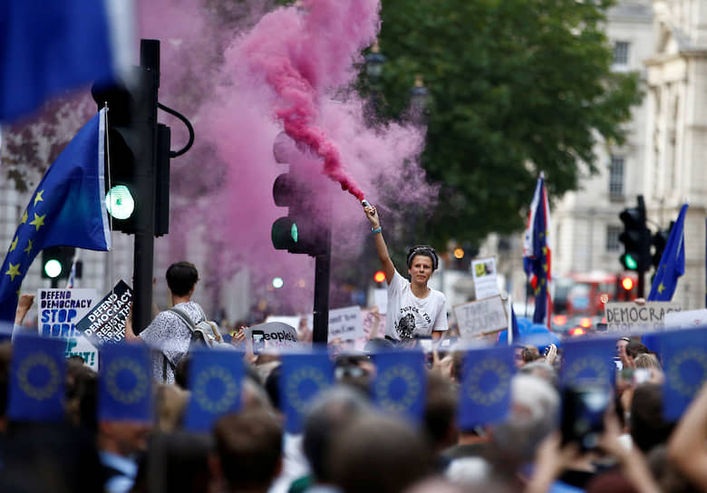 Лондон, Великобритания. Участники протеста против выхода страны из Евросоюза возле здания парламента