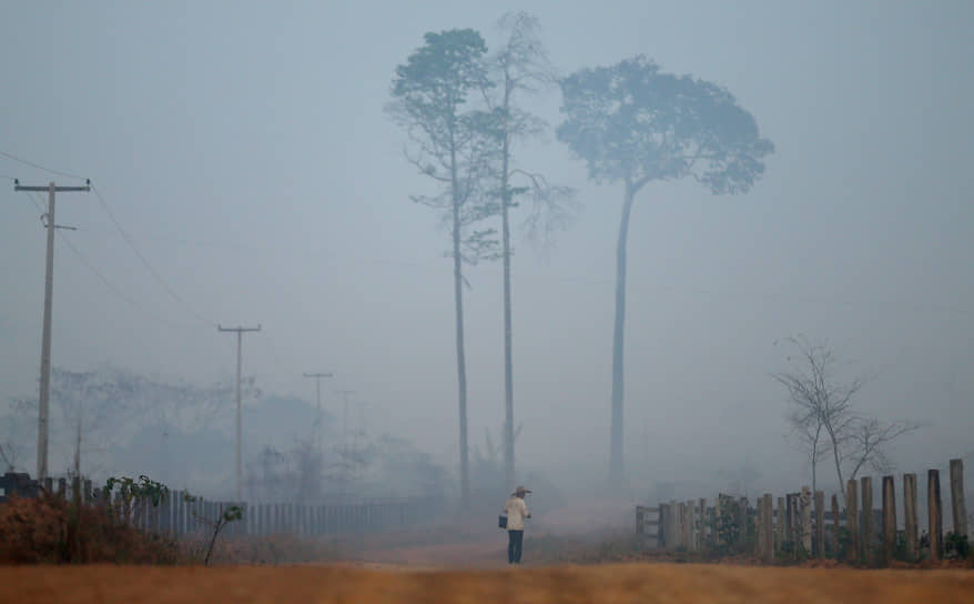 Порту-Велью, Бразилия. Мужчина идет по дороге во время лесных пожаров
