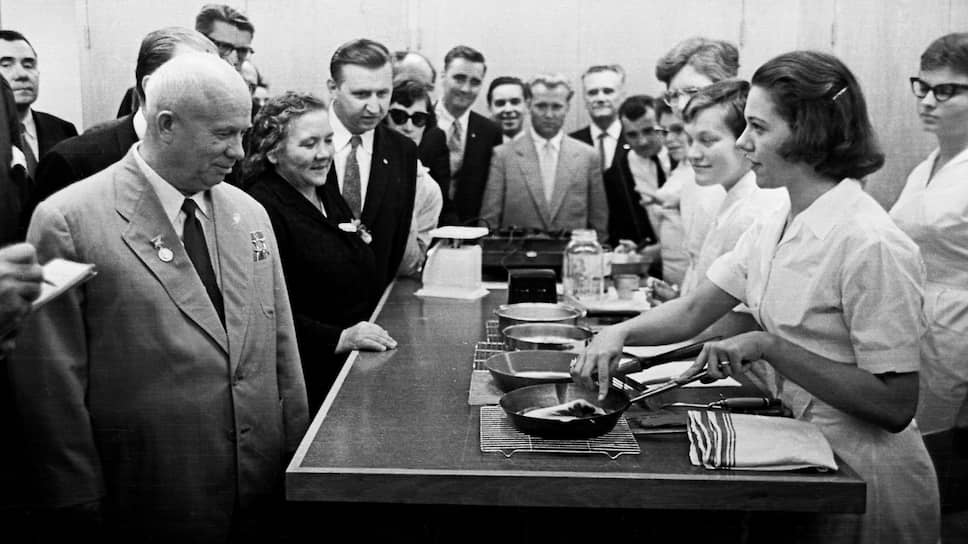 Посещение Н. С. Хрущевым и Н. П. Хрущевой занятий по кулинарии