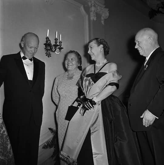 Н. С. Хрущев и сопровождавшая его в поездке Н. П. Хрущева дали обед в советском посольстве в Вашингтоне в честь президента Дуайта Эйзенхауэра и его супруги