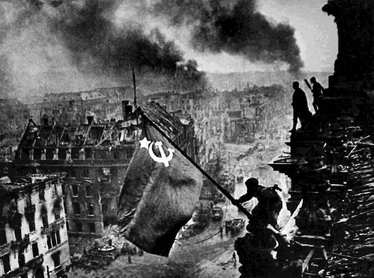 Установка Знамени Победы над рейхстагом в Берлине, 1 мая 1945 года