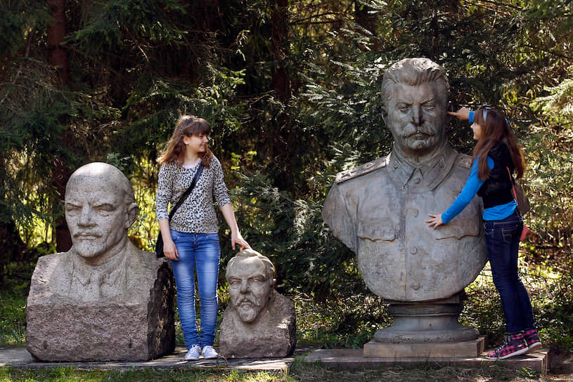 В. И. Ленин, быстро признавший независимость Советской Литвы, и И. В. Сталин, предлагавший ликвидировать Литбел, в наше время всего лишь фон для фотографий в литовском парке-музее Грутас