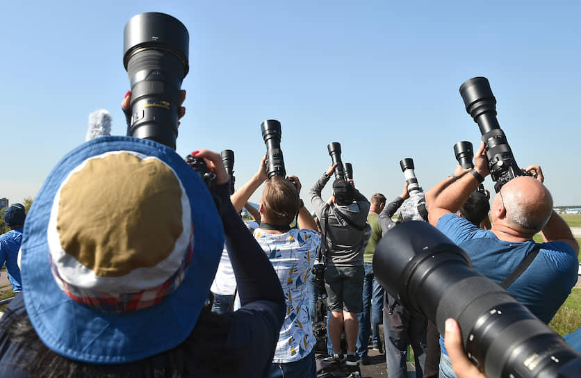 30 августа, Московская область. Фотографы во время демонстрационных полетов на международном авиационно-космическом салоне МАКС-2019 на аэродроме в Жуковском 