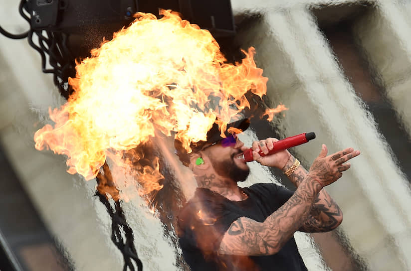 24 августа, Москва. Рэпер Тимати во время выступления на митинге-концерте, посвященном Дню Российского флага