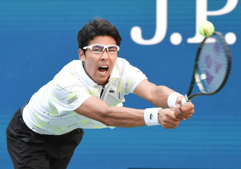 Корейский теннисист Хён Чун во время матча испанским теннисистом Рафаэлем Надалем
