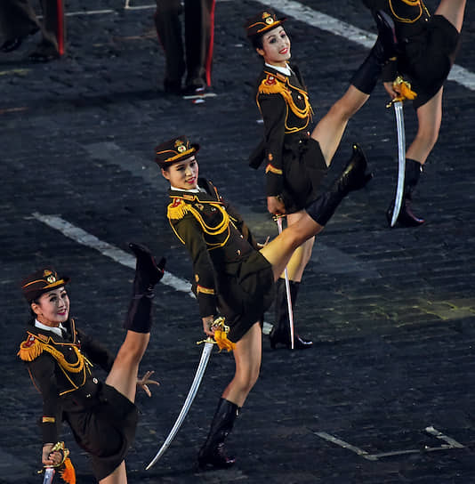 Военный оркестр КНДР запомнился зрителям экспрессивным женским танцем с саблями