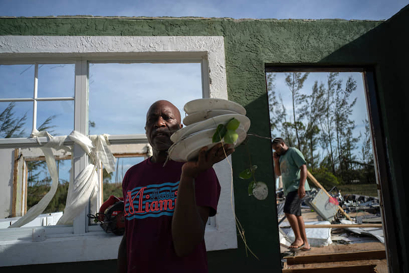 Фрипорт, Багамы. Жители дома, разрушенного во время урагана Дориан
