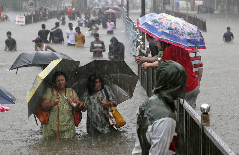 Мумбаи, Индия. Люди идут по затопленной дождями улице