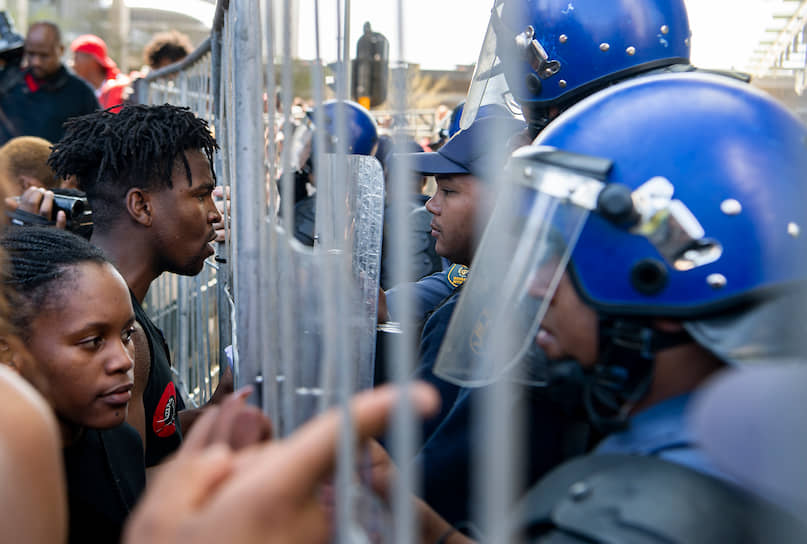 Кейптаун, ЮАР. Демонстранты пытаются пробиться ко входу на Всемирный экономический форум по Африке
