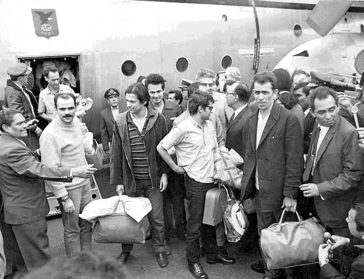 Четвертый из четырех дней в сентябре 1969 года. Освобожденные из тюрем бразильские политзаключенные в аэропорту Мехико 